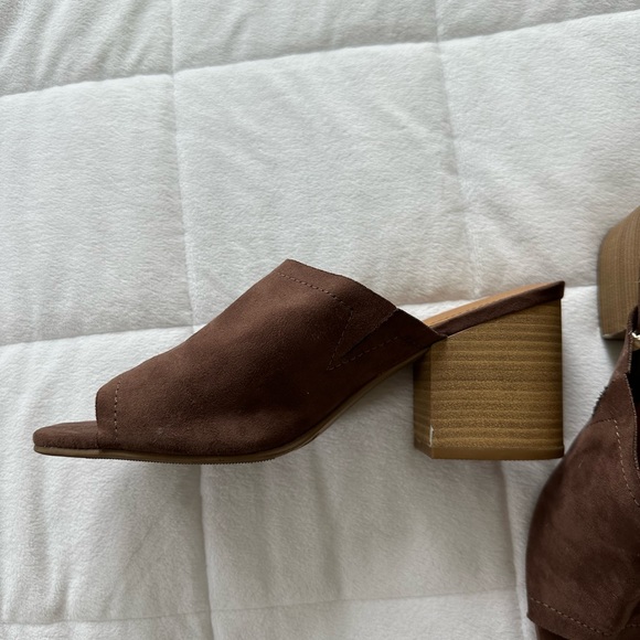 Universal Threads Mules - Picture 3 of 4